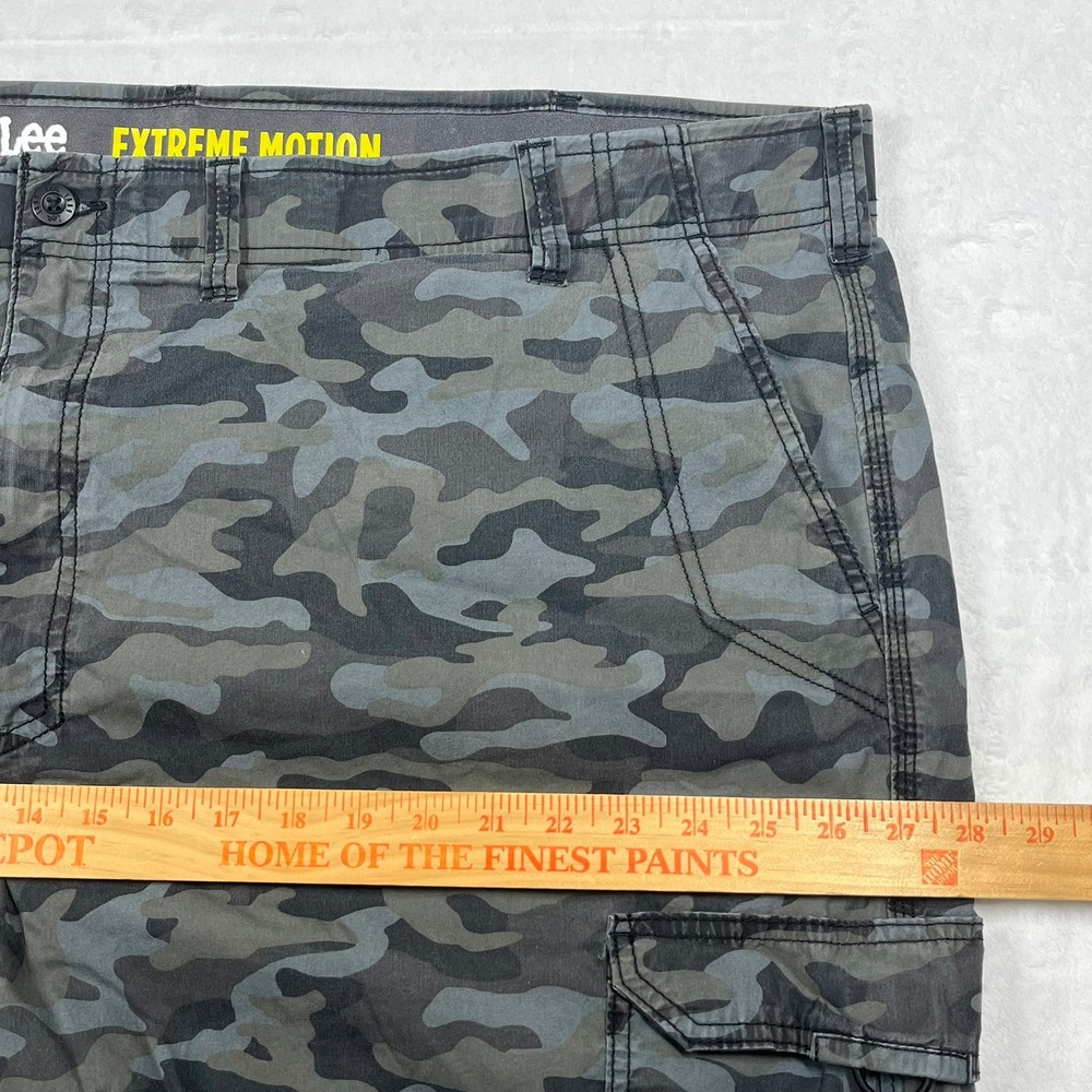 Lee Cargo Shorts Mens 50 Gray Camo Extreme Motion Stretch Performance Utility - Picture 11 of 12